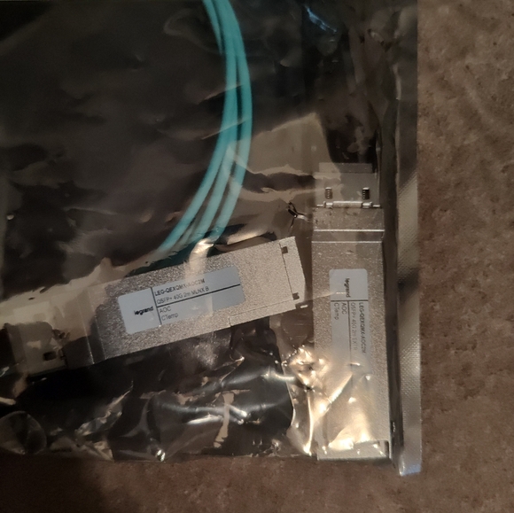Legrand QSFP+, Active OM-3 Optical Cable to QSFP+, 850nm SR4 40G 2m - Picture 2 of 7